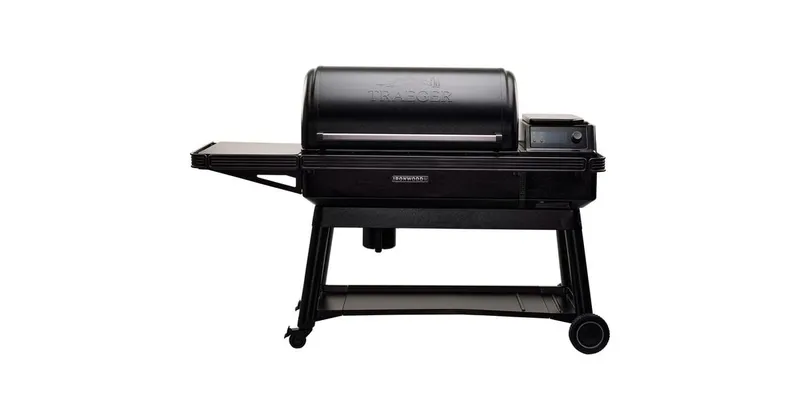 Traeger Ironwood XL Pelletgrill in schwarz mit Touchscreen und WiFIRE-App-Steuerung